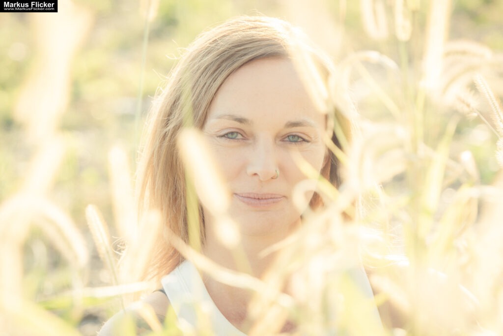 Spätsommer-Portrait- und Videoaufnahmen: Perfektes Licht und Atmosphäre Female Model Woman Andrea