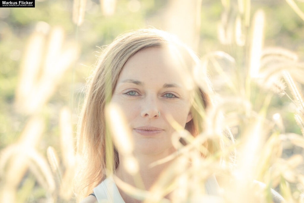 Spätsommer-Portrait- und Videoaufnahmen: Perfektes Licht und Atmosphäre Female Model Woman Andrea