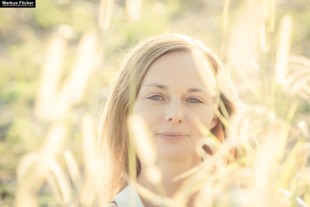 Spätsommer-Portrait- und Videoaufnahmen: Perfektes Licht und Atmosphäre Female Model Woman Andrea