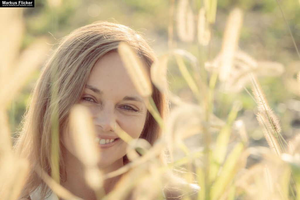 Spätsommer-Portrait- und Videoaufnahmen: Perfektes Licht und Atmosphäre Female Model Woman Andrea