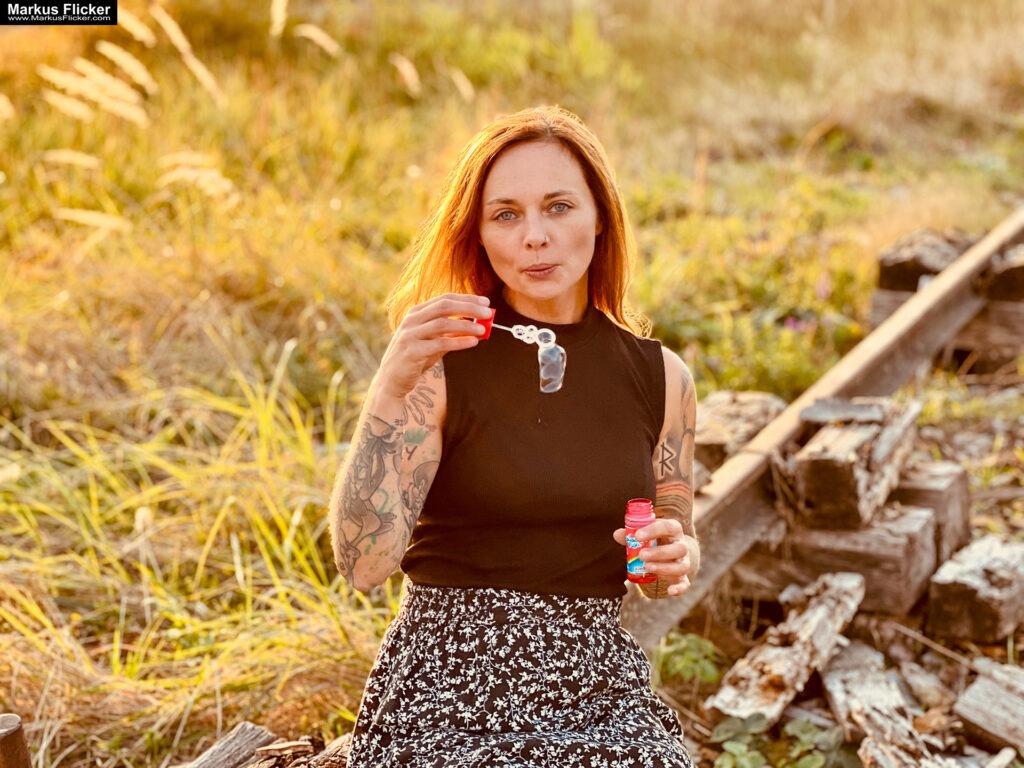 Female Model Die Magie der Spätsommer-Fotografie: Weibliche Portraits im Gegenlicht mit Seifenblasen bzw. Anfang Herbst Portraitfotografie weibliches Model Andrea
