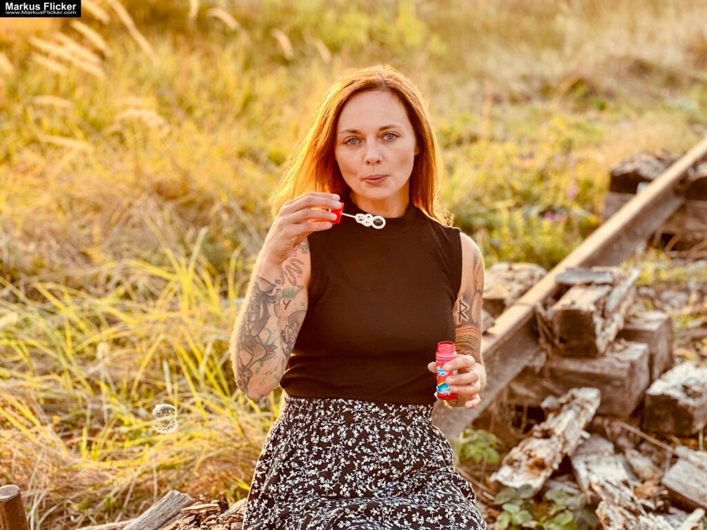 Female Model Die Magie der Spätsommer-Fotografie: Weibliche Portraits im Gegenlicht mit Seifenblasen bzw. Anfang Herbst Portraitfotografie weibliches Model Andrea