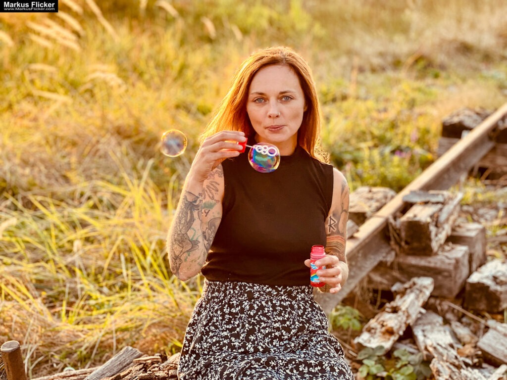Female Model Die Magie der Spätsommer-Fotografie: Weibliche Portraits im Gegenlicht mit Seifenblasen bzw. Anfang Herbst Portraitfotografie weibliches Model Andrea