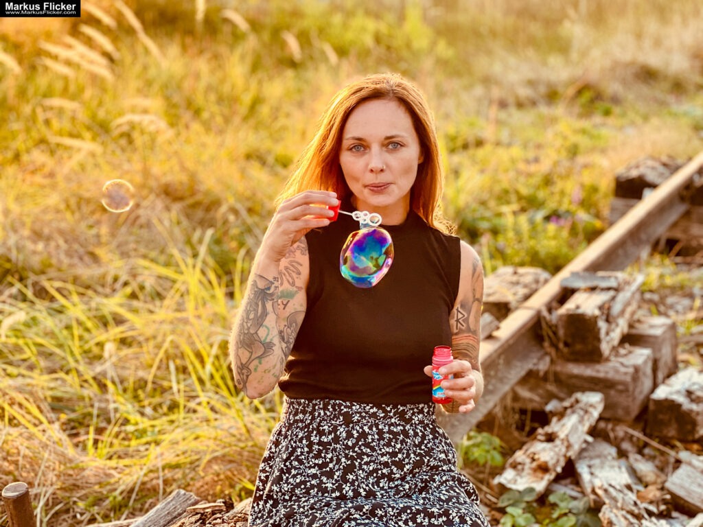 Female Model Die Magie der Spätsommer-Fotografie: Weibliche Portraits im Gegenlicht mit Seifenblasen bzw. Anfang Herbst Portraitfotografie weibliches Model Andrea