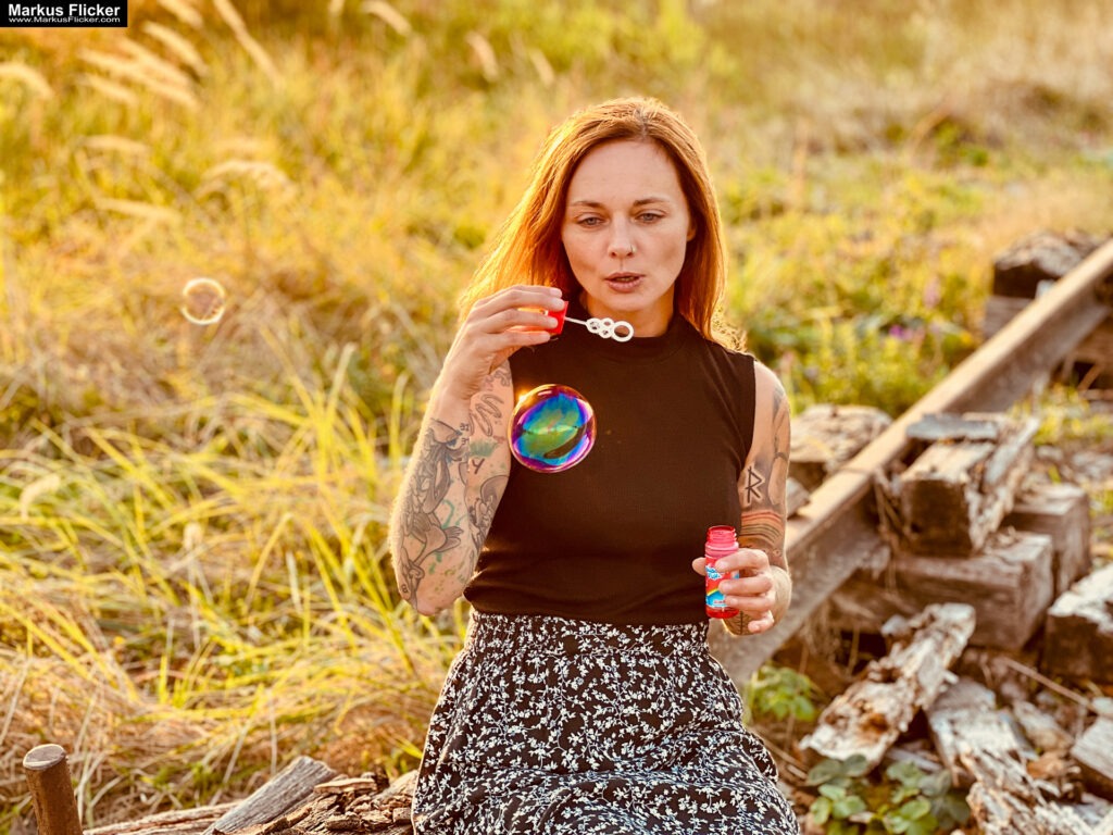 Female Model Die Magie der Spätsommer-Fotografie: Weibliche Portraits im Gegenlicht mit Seifenblasen bzw. Anfang Herbst Portraitfotografie weibliches Model Andrea