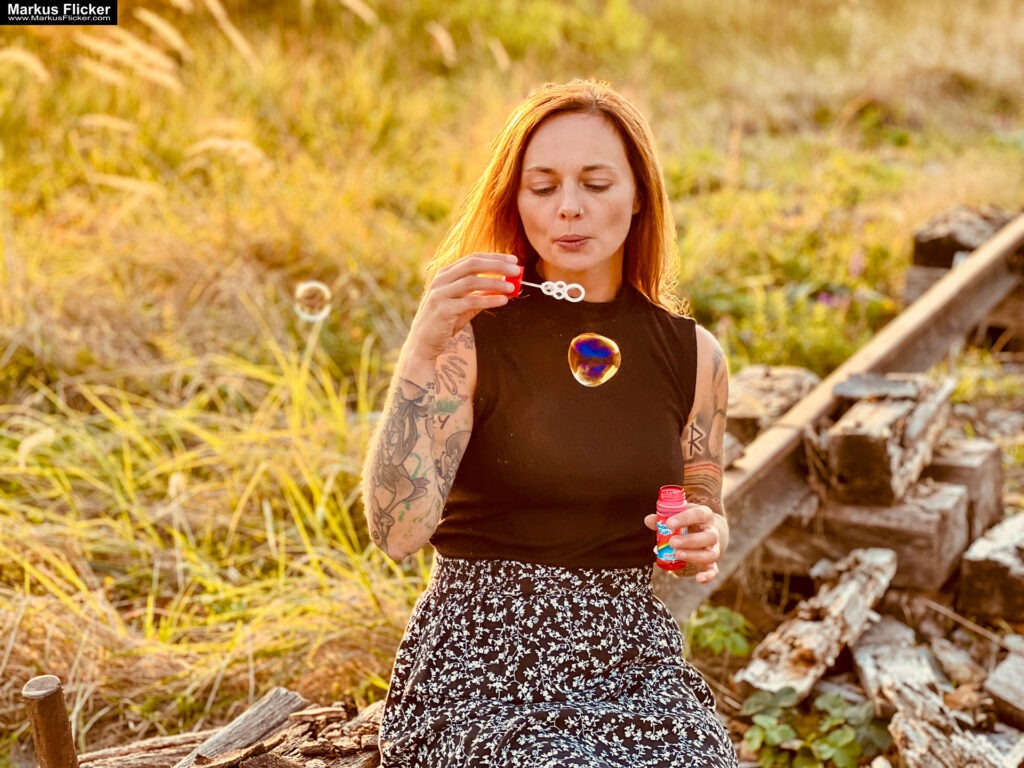 Female Model Die Magie der Spätsommer-Fotografie: Weibliche Portraits im Gegenlicht mit Seifenblasen bzw. Anfang Herbst Portraitfotografie weibliches Model Andrea