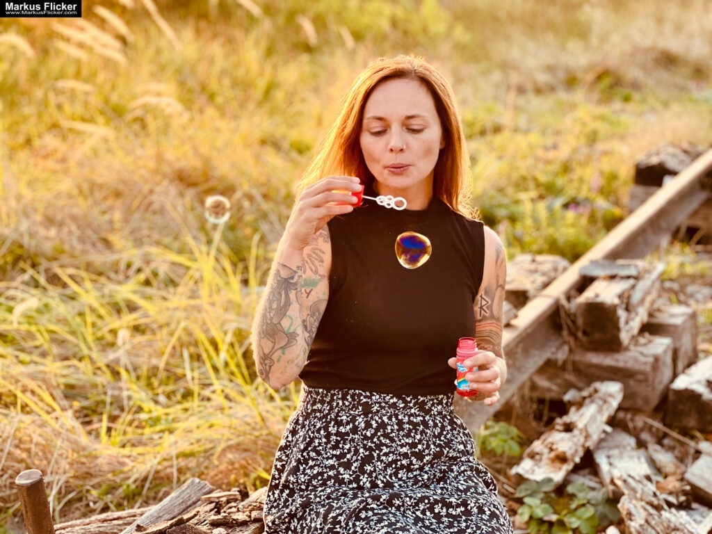 Spätsommer-Portrait- und Videoaufnahmen: Perfektes Licht und Atmosphäre Female Model Woman Andrea