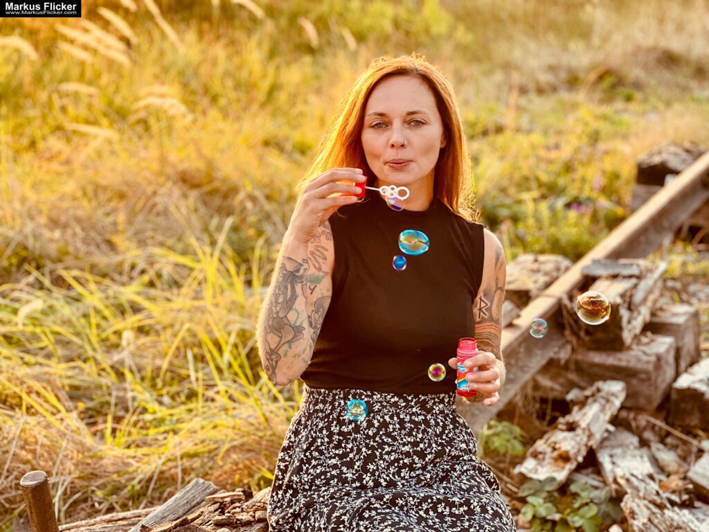 Female Model Die Magie der Spätsommer-Fotografie: Weibliche Portraits im Gegenlicht mit Seifenblasen bzw. Anfang Herbst Portraitfotografie weibliches Model Andrea