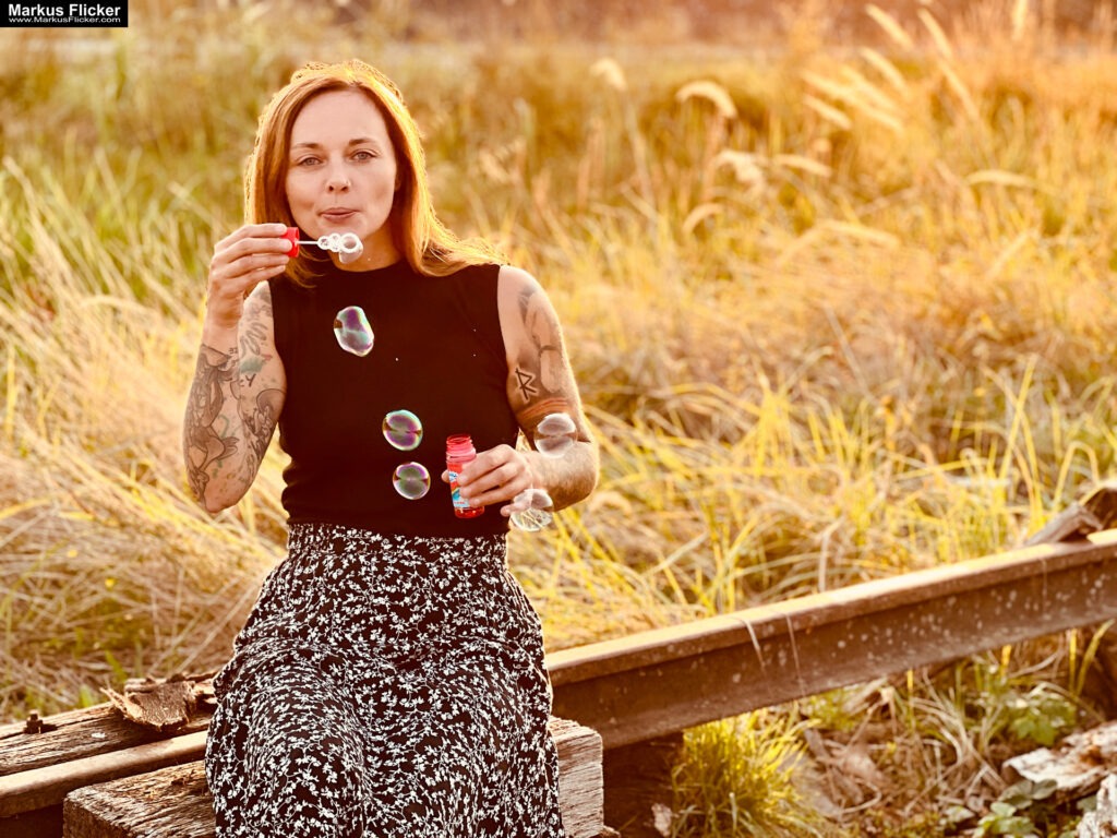 Spätsommer-Portrait- und Videoaufnahmen: Perfektes Licht und Atmosphäre Female Model Woman Andrea