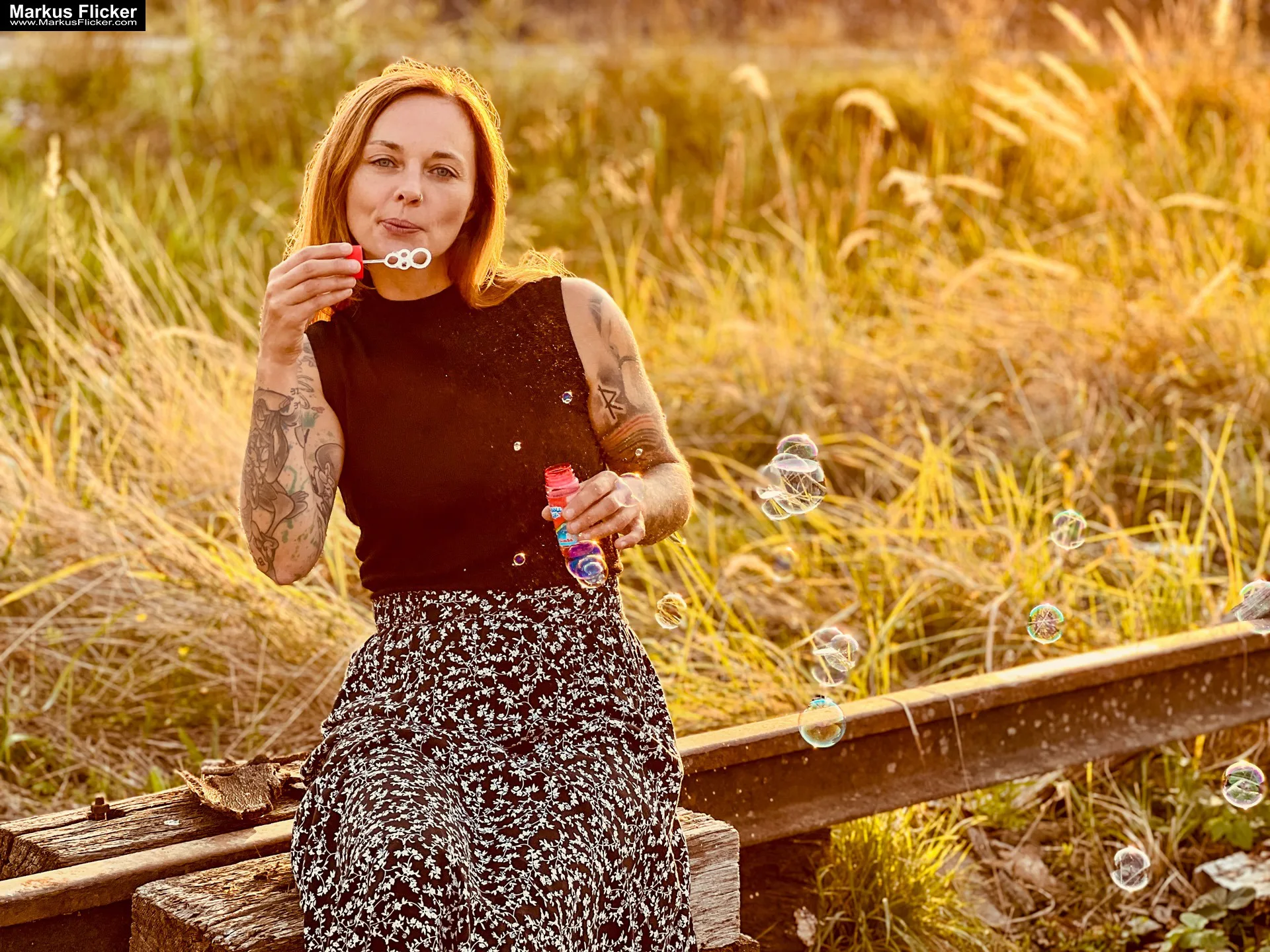 Mehr über den Artikel erfahren Female Model. Die Magie der Spätsommer-Fotografie: Weibliche Portraits im Gegenlicht mit Seifenblasen bzw. Anfang Herbst Portraitfotografie weibliches Model Andrea inkl. 37 Tipps und Tricks