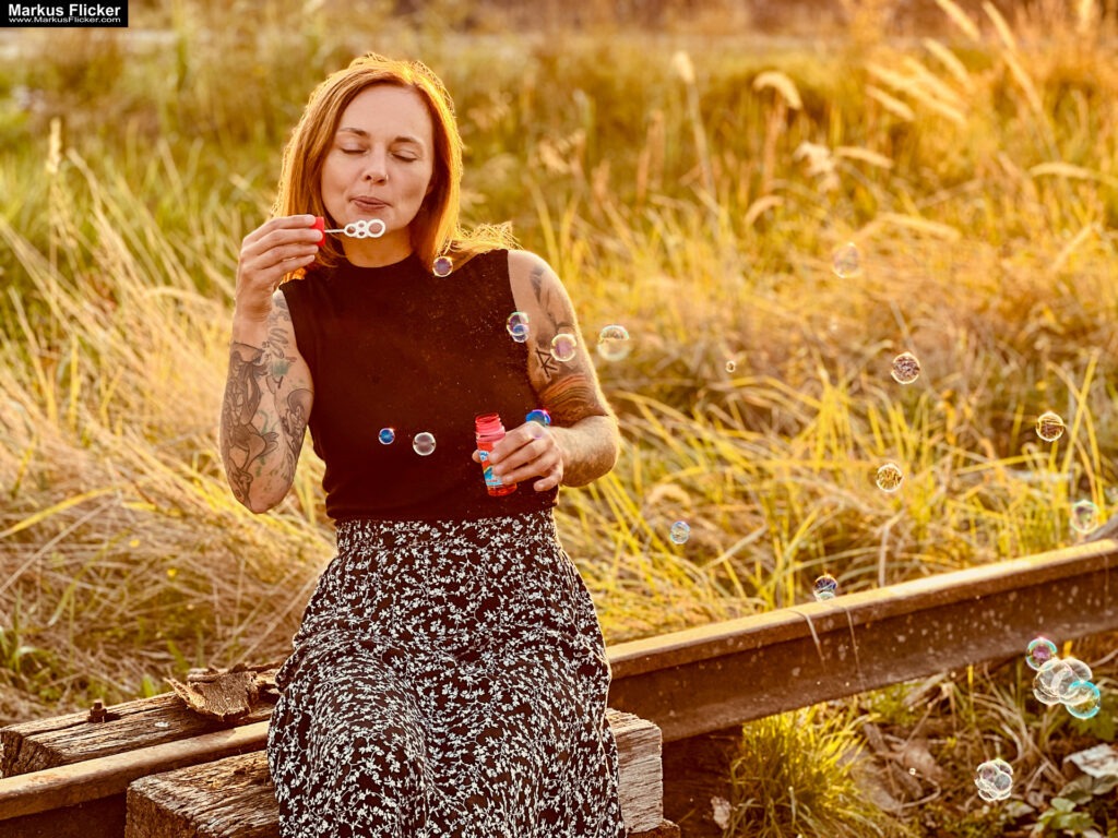 Female Model Die Magie der Spätsommer-Fotografie: Weibliche Portraits im Gegenlicht mit Seifenblasen bzw. Anfang Herbst Portraitfotografie weibliches Model Andrea
