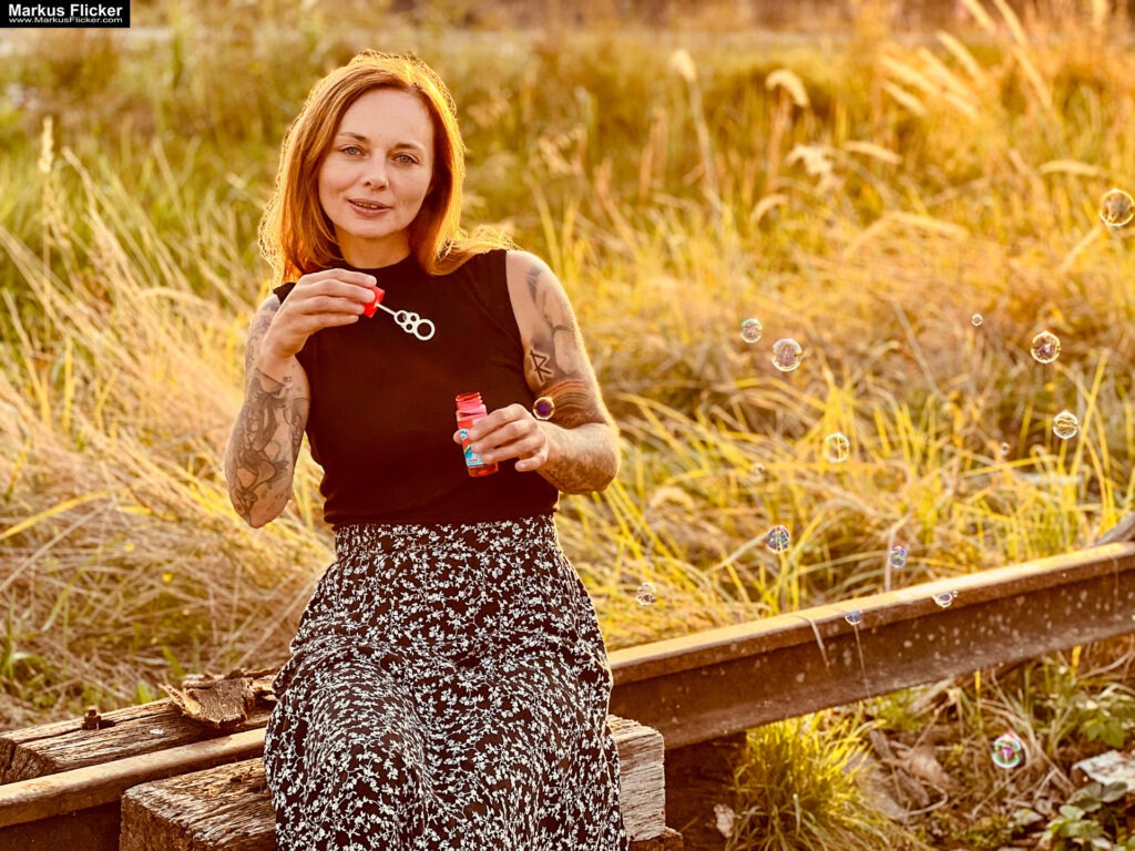 Female Model Die Magie der Spätsommer-Fotografie: Weibliche Portraits im Gegenlicht mit Seifenblasen bzw. Anfang Herbst Portraitfotografie weibliches Model Andrea