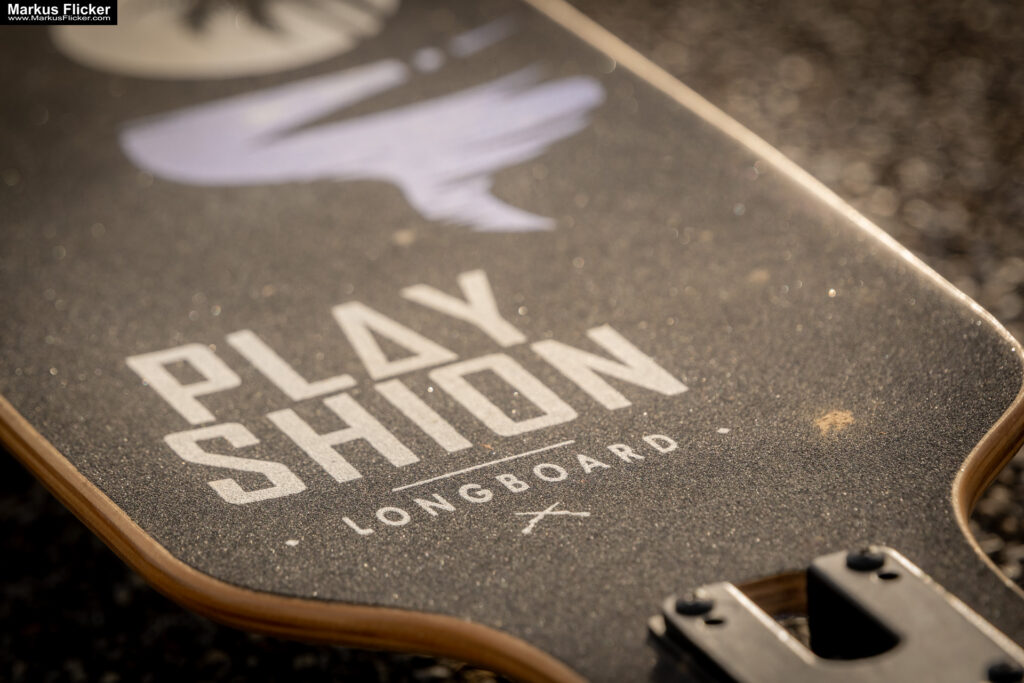 Fotoshooting mit Skateboard und Longboard: Weibliches Model Andrea im Herbst im Skatepark