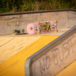 Fotoshooting mit Skateboard und Longboard: Weibliches Model Andrea im Herbst im Skatepark