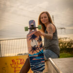 Fotoshooting mit Skateboard und Longboard: Weibliches Model Andrea im Herbst im Skatepark