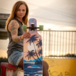 Fotoshooting mit Skateboard und Longboard: Weibliches Model Andrea im Herbst im Skatepark