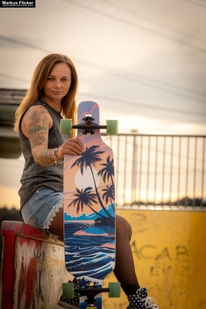 Fotoshooting mit Skateboard und Longboard: Weibliches Model Andrea im Herbst im Skatepark