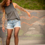 Fotoshooting mit Skateboard und Longboard: Weibliches Model Andrea im Herbst im Skatepark