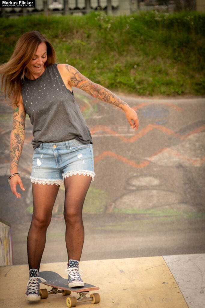 Fotoshooting mit Skateboard und Longboard: Weibliches Model Andrea im Herbst im Skatepark
