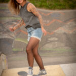 Fotoshooting mit Skateboard und Longboard: Weibliches Model Andrea im Herbst im Skatepark