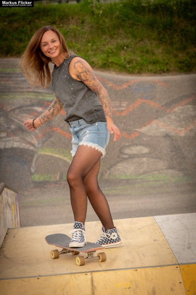 Fotoshooting mit Skateboard und Longboard: Weibliches Model Andrea im Herbst im Skatepark