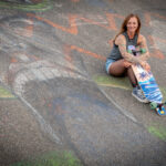 Fotoshooting mit Skateboard und Longboard: Weibliches Model Andrea im Herbst im Skatepark