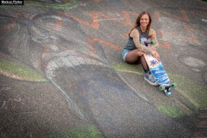 Fotoshooting mit Skateboard und Longboard: Weibliches Model Andrea im Herbst im Skatepark