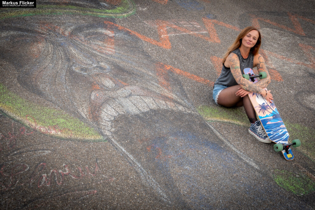 Fotoshooting mit Skateboard und Longboard: Weibliches Model Andrea im Herbst im Skatepark