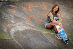 Fotoshooting mit Skateboard und Longboard: Weibliches Model Andrea im Herbst im Skatepark