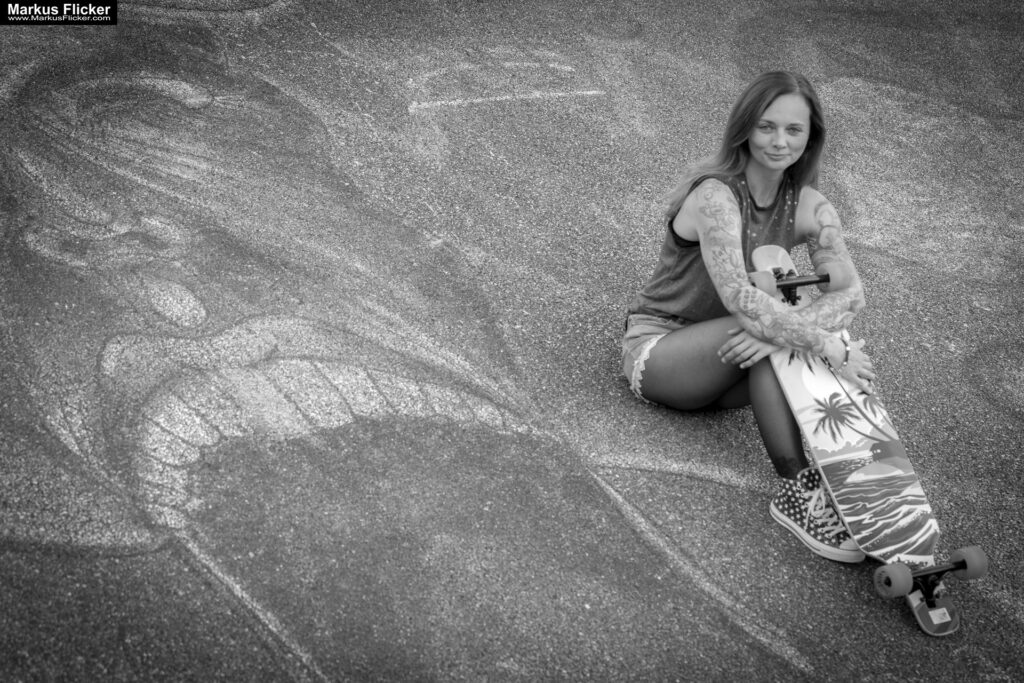 Fotoshooting mit Skateboard und Longboard: Weibliches Model Andrea im Herbst im Skatepark