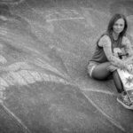 Fotoshooting mit Skateboard und Longboard: Weibliches Model Andrea im Herbst im Skatepark