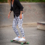 Fotoshooting mit Skateboard und Longboard: Weibliches Model Andrea im Herbst im Skatepark