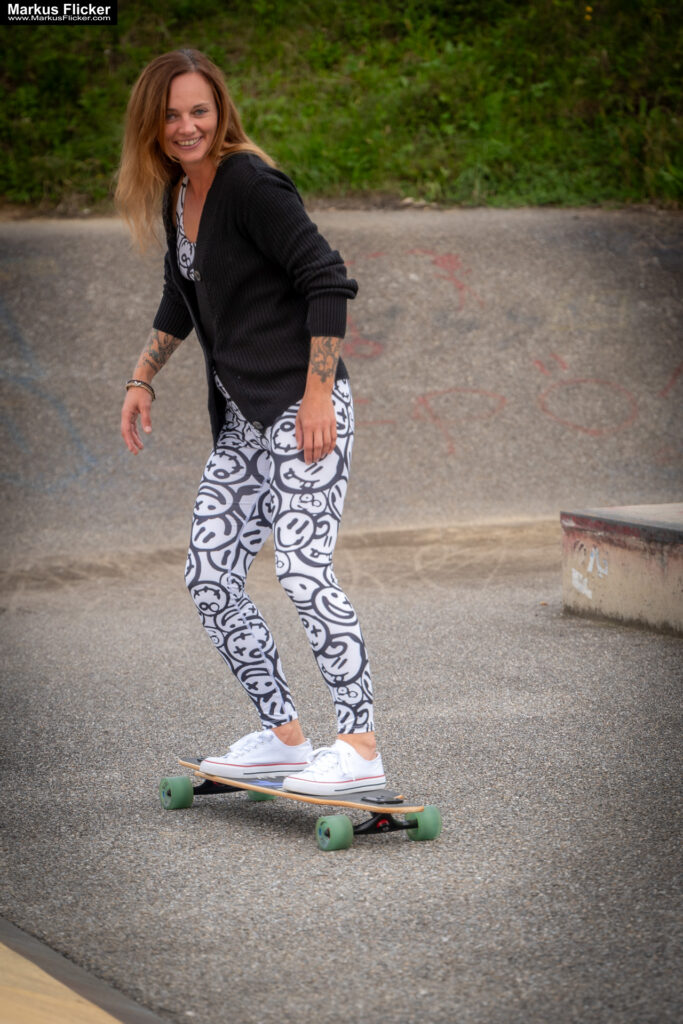 Fotoshooting mit Skateboard und Longboard: Weibliches Model Andrea im Herbst im Skatepark