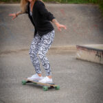 Fotoshooting mit Skateboard und Longboard: Weibliches Model Andrea im Herbst im Skatepark