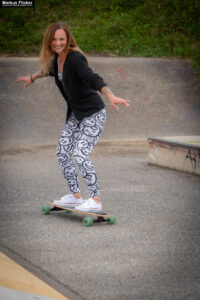 Fotoshooting mit Skateboard und Longboard: Weibliches Model Andrea im Herbst im Skatepark