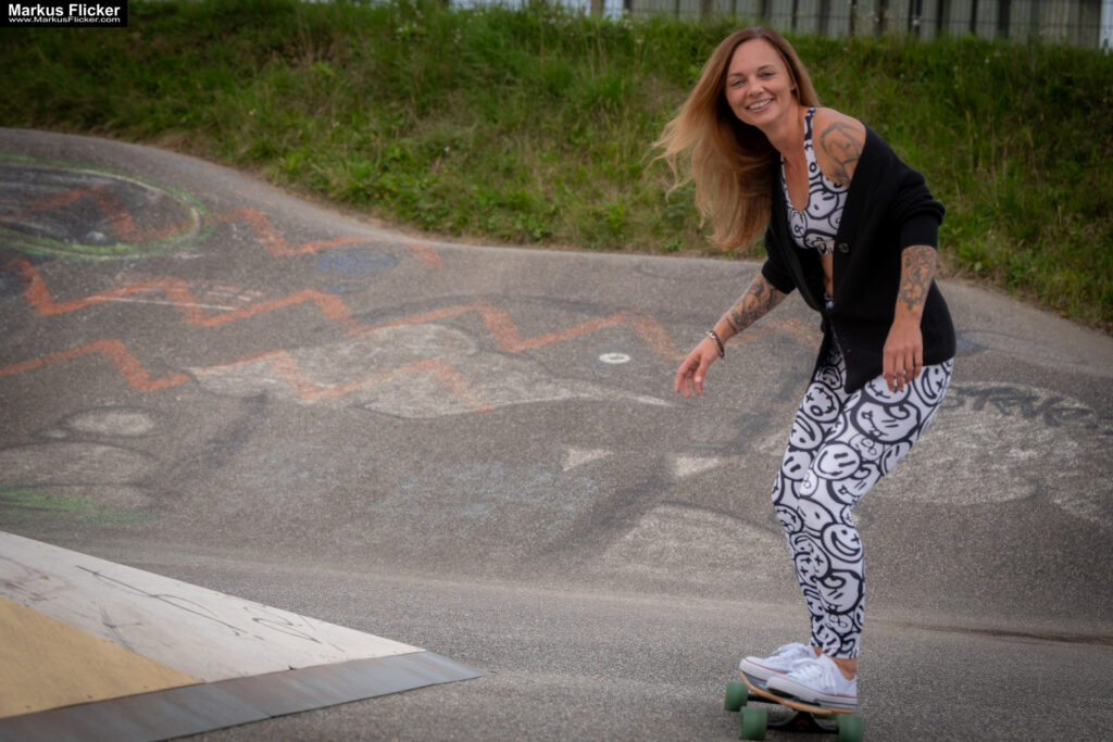 Fotoshooting mit Skateboard und Longboard: Weibliches Model Andrea im Herbst im Skatepark