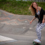 Fotoshooting mit Skateboard und Longboard: Weibliches Model Andrea im Herbst im Skatepark