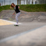 Fotoshooting mit Skateboard und Longboard: Weibliches Model Andrea im Herbst im Skatepark