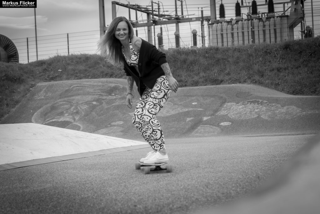 Fotoshooting mit Skateboard und Longboard: Weibliches Model Andrea im Herbst im Skatepark