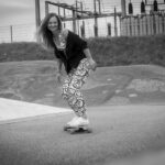 Fotoshooting mit Skateboard und Longboard: Weibliches Model Andrea im Herbst im Skatepark