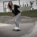 Fotoshooting mit Skateboard und Longboard: Weibliches Model Andrea im Herbst im Skatepark