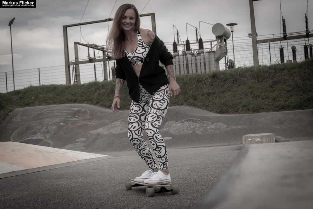 Fotoshooting mit Skateboard und Longboard: Weibliches Model Andrea im Herbst im Skatepark