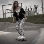 Fotoshooting mit Skateboard und Longboard: Weibliches Model Andrea im Herbst im Skatepark