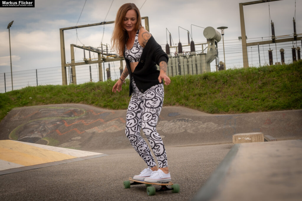 Fotoshooting mit Skateboard und Longboard: Weibliches Model Andrea im Herbst im Skatepark