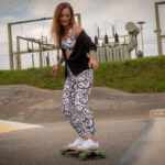 Fotoshooting mit Skateboard und Longboard: Weibliches Model Andrea im Herbst im Skatepark