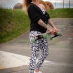 Fotoshooting mit Skateboard und Longboard: Weibliches Model Andrea im Herbst im Skatepark