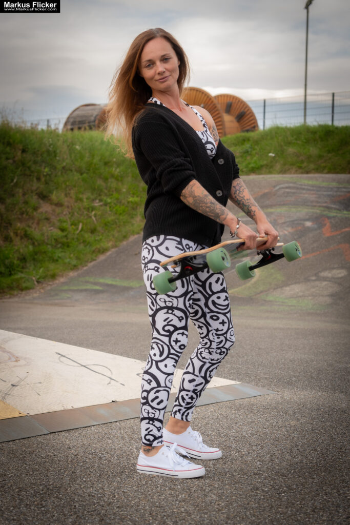 Fotoshooting mit Skateboard und Longboard: Weibliches Model Andrea im Herbst im Skatepark