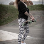 Fotoshooting mit Skateboard und Longboard: Weibliches Model Andrea im Herbst im Skatepark