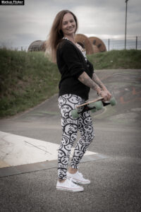 Fotoshooting mit Skateboard und Longboard: Weibliches Model Andrea im Herbst im Skatepark