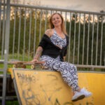 Fotoshooting mit Skateboard und Longboard: Weibliches Model Andrea im Herbst im Skatepark